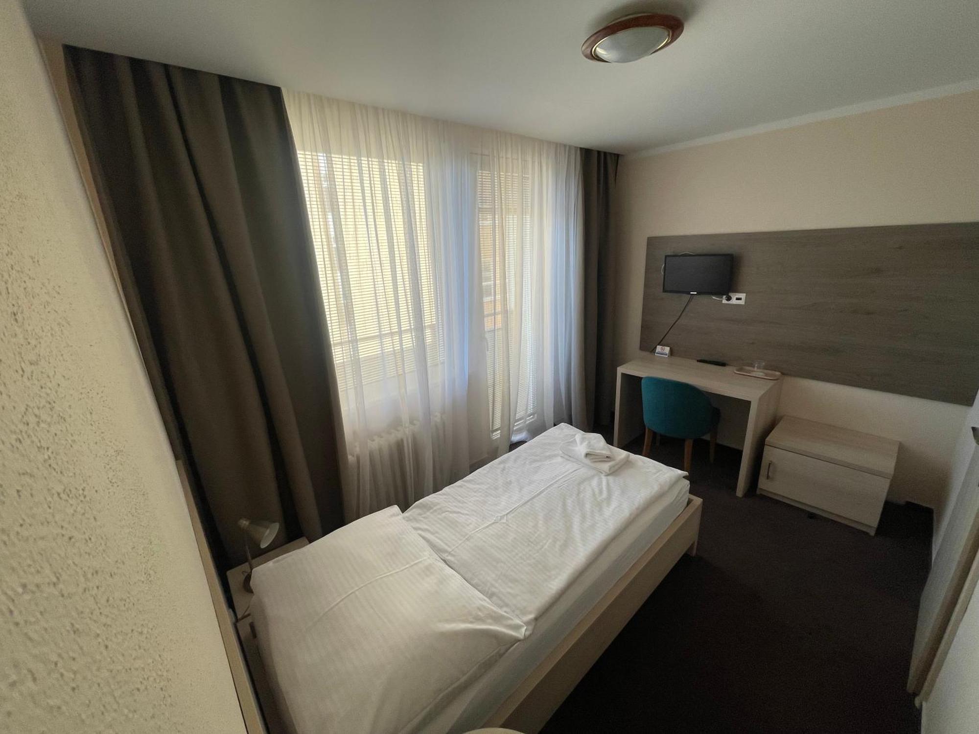 Hotel Spectrum Трнава Экстерьер фото