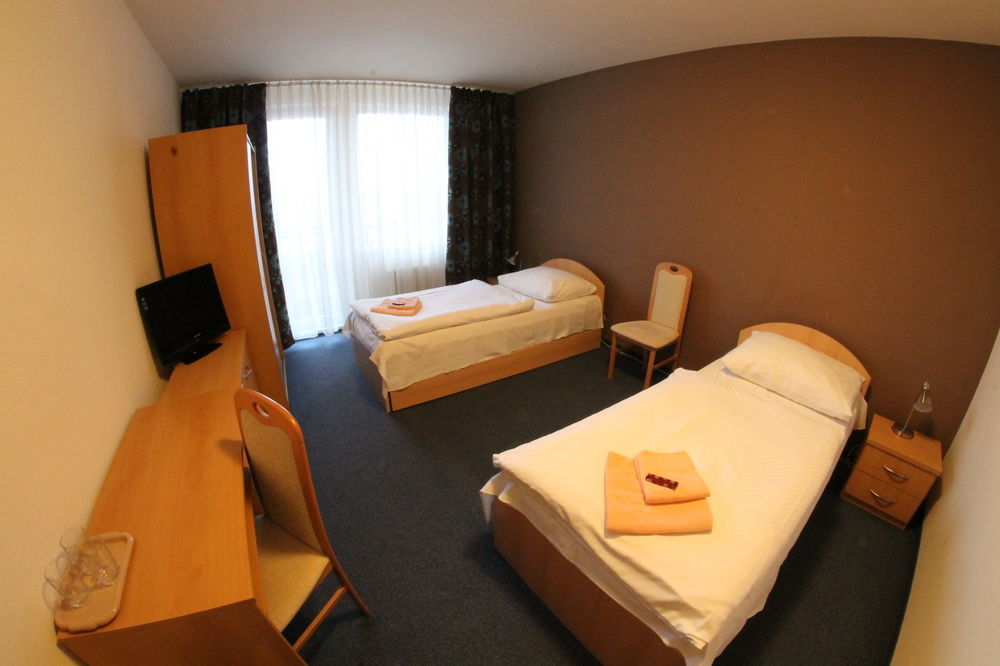 Hotel Spectrum Трнава Экстерьер фото